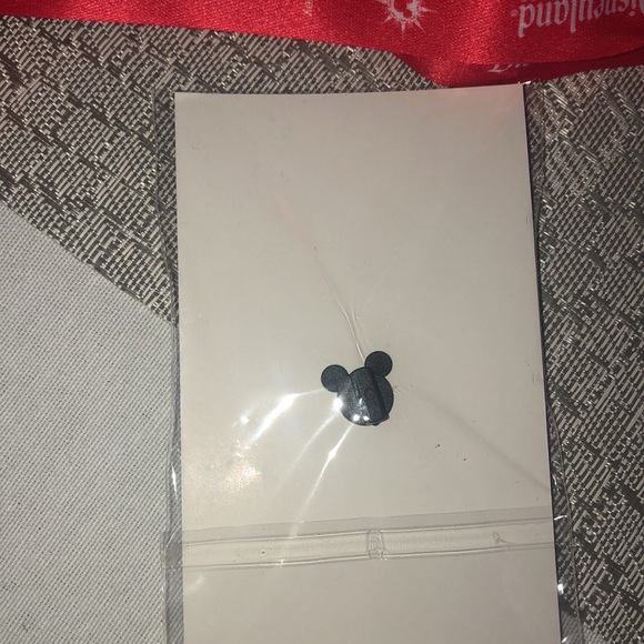 NWT 2021 Disneyland Snowflake Pin and Red Landyard - Picture 3 of 3